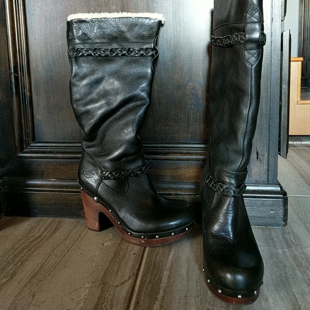 Size 8 black W Savannah Ugg boots